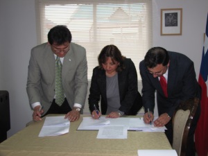 En la Sala de Concejo de la Municipalidad firmaron el convenio el Vicerrector de Administración y Finanzas de la Umag, la Alcaldesa de Cabo de Hornos y el Gobernador de la Provincia Antártica. Foto: Camila Saldías.